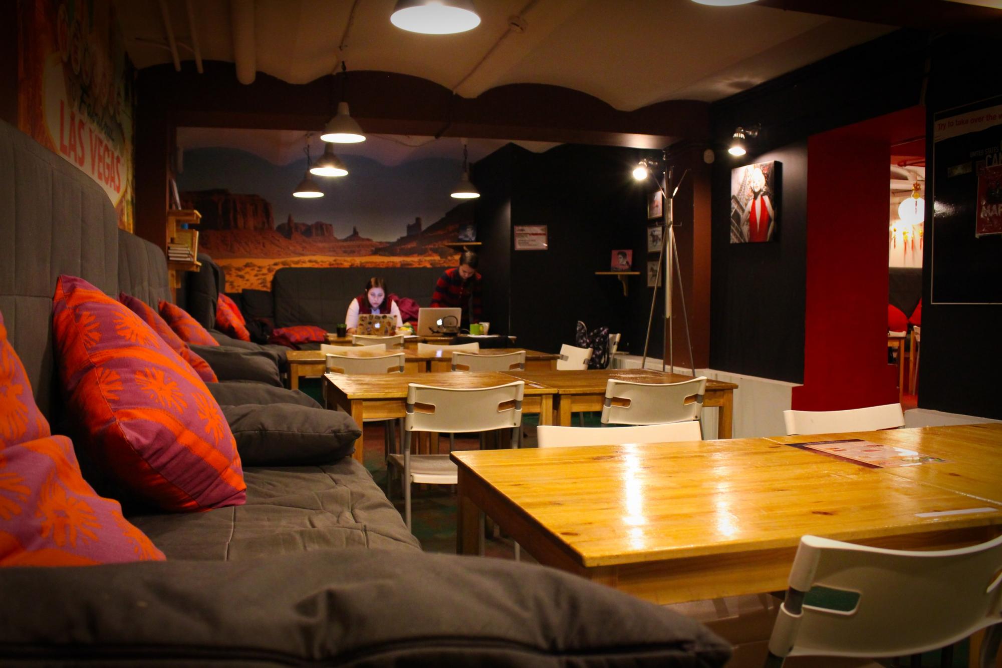 Забронируйте места в нашем антикафе